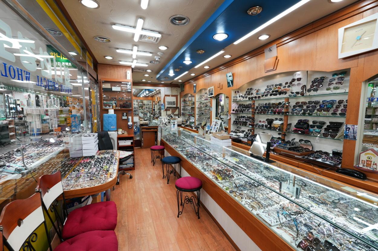 화니 안경원 내부1