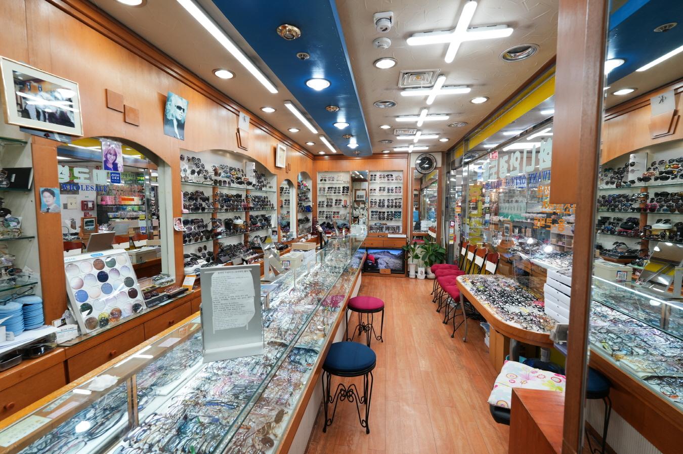 화니 안경원 내부2