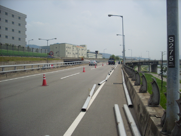 서부간선도로(시흥방향) 안양천교 시점 지난 70M 사진